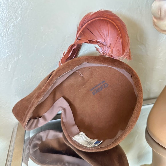 FASHIONABLE 1950s' RUSTY BROWN VELOUR FELT HAT + BOW + CURLY FEATHERS - Picture 10 of 12